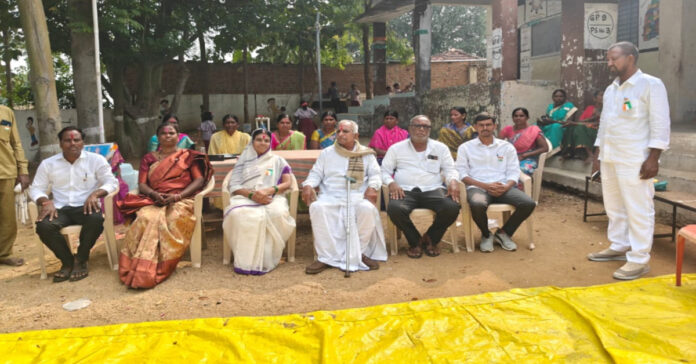 చిన్నఏడ్గిలో జాతీయ పతాకాన్ని ఎగురవేసిన సర్పంచ్