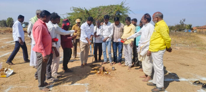 అంగన్వాడి భవనానికి భూమి పూజ చేసిన సర్పంచ్
