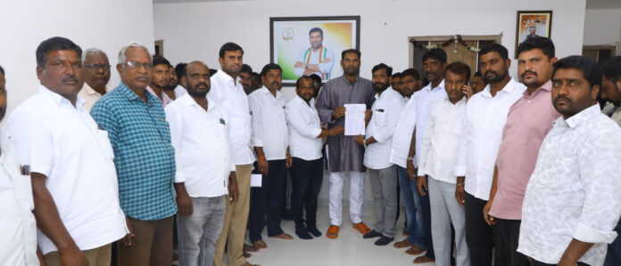 సర్పంచులు పార్టీలకతీతంగా ఐక్యంగా ముందుకెళ్లాలి..