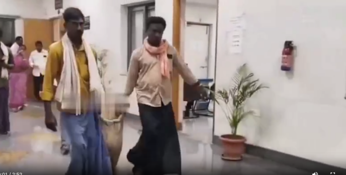 ధాన్యం బస్తాలతో కలెక్టరేట్కు వచ్చి రైతు నిరసన