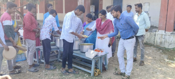 మధ్యాహ్న భోజనంతో పెరిగిన విద్యార్థుల హాజరు శాతం
