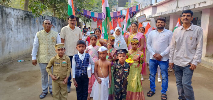 మహనీయుల వేషధారణలో విద్యార్థులు