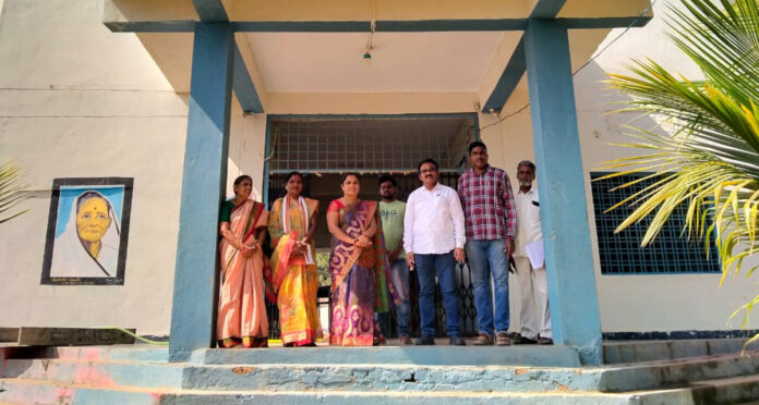 విద్యార్థినిలకు మెనూ ప్రకారం భోజనాలు అందించాలి