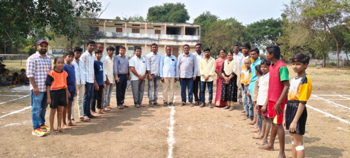 విద్యార్థులు చదుతోపాటు క్రీడల్లో రాణించాలి