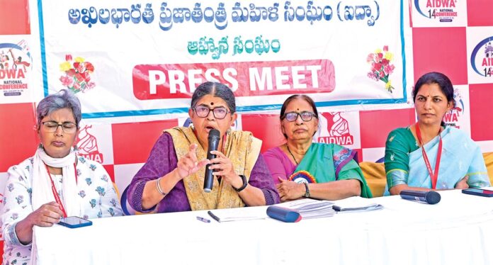 జీవించే హక్కుకూ దిక్కు లేదు