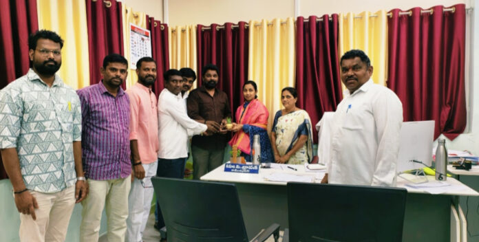 మున్సిపల్ కమిషనర్ ను కలిసిన టీఎన్జీవో నాయకులు