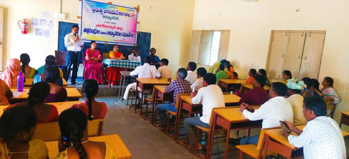 విద్యార్థుల తల్లిదండ్రులతో అధ్యాపకుల సమావేశం