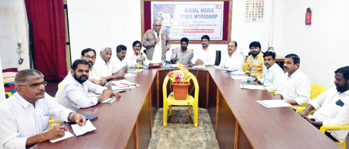 సమస్యలపై పోరాడేలా రైతులను చైతన్యం చేయాలి