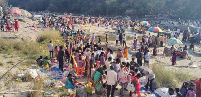 The Singaraya fair has become crowded.