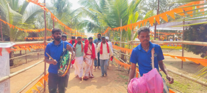 గద్దెలపై కొలువుదీరిన సమ్మక్క సారలమ్మ అమ్మవార్లు