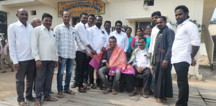 జీపీ కార్యదర్శి, కారొబార్ లకు పాలకవర్గం సత్కారం