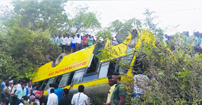 కాల్వలోకి దూసుకెళ్లిన స్కూల్ బస్సు