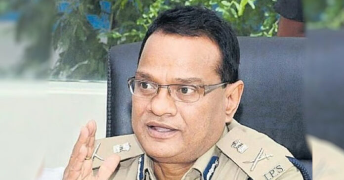 మాజీ ఐపీఎస్ ఇంటిపై దాడికి యత్నం