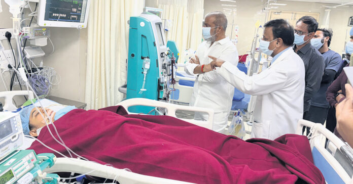 Minister Damodar Rajanarasimha visited Excise Constable Soumya to inquire about her well-being.