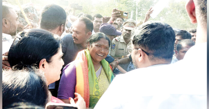 జనగామలో మంత్రి సీతక్క పర్యటనలో ఉద్రిక్తత