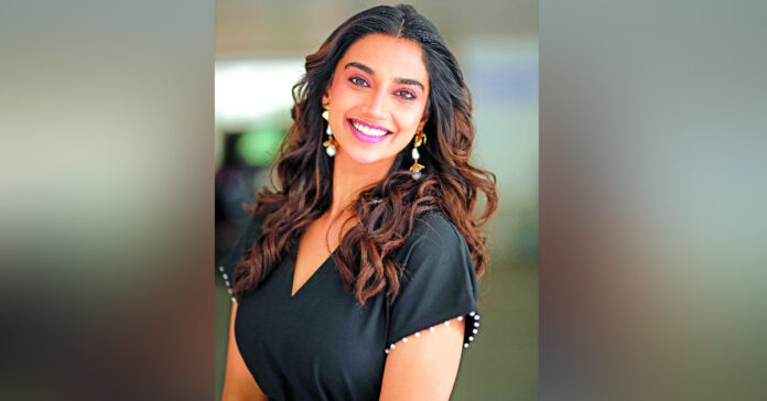 చారులతగా నవ్విస్తా..