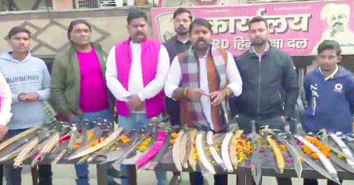 ఇంటింటికీ కత్తుల పంపిణీ