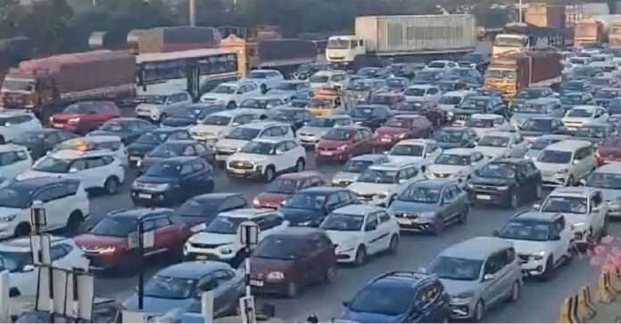 పంతంగి టోల్ ప్లాజా వద్ద భారీగా ట్రాఫిక్ జామ్