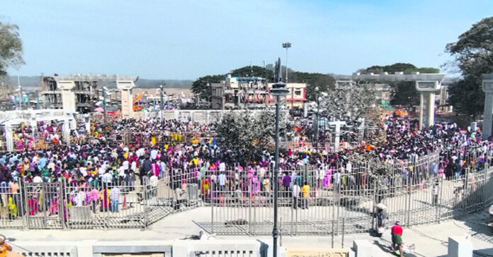 మేడారంలో కోలాహలం