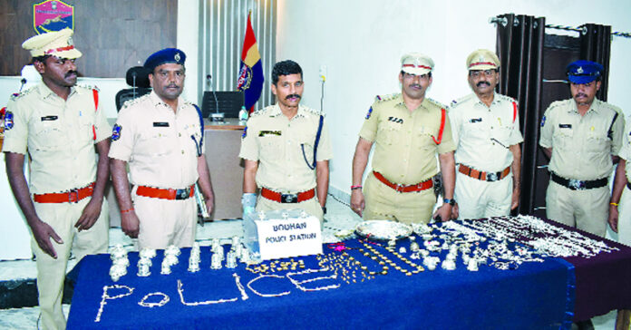 అంతర్రాష్ట్ర షట్టర్ లిఫ్టింగ్ ముఠా అరెస్ట్