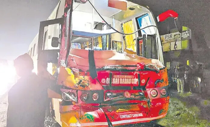 Private buses collided with each other, injuring 26 people
