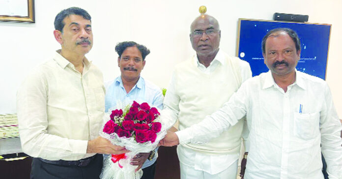 టూరిజం శాఖలోని కాంట్రాక్టు, ఔట్సోర్సింగ్ ఉద్యోగుల సమస్యలను పరిష్కరించండి