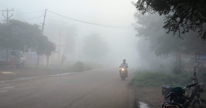 Heavy fog in many places in the state.. Motorists should be careful.