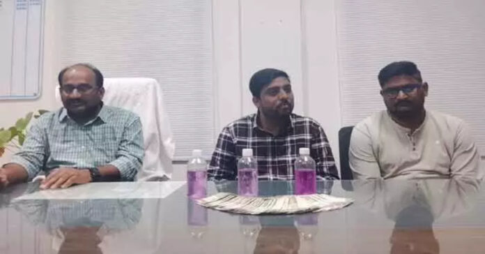 ACB searches Additional Collector's house, seizes huge cash