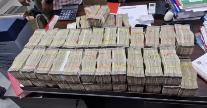 Hawala racket is a secret.. bundles of money