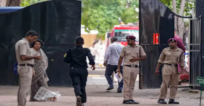 పలు పాఠశాలలకు బాంబు బెదిరింపులు..