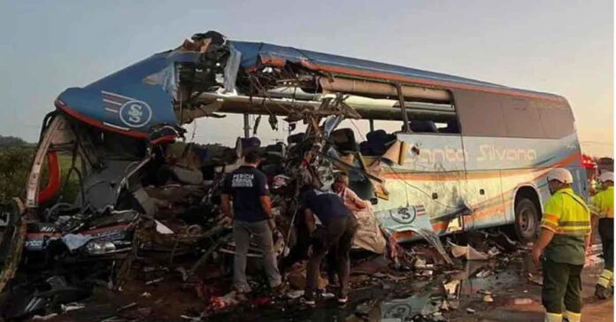 బ్రెజిల్లో లారీ, బస్సు ఢీ.. 11 మంది మృతి