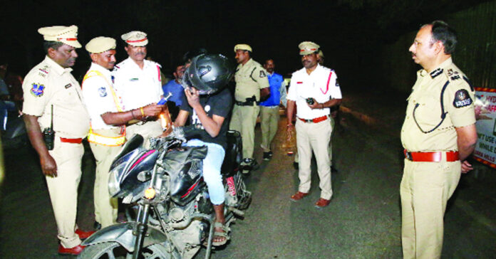 న్యూ ఇయర్ వేళ ..మూడు కమిషనరేట్లలో 2731 మందిపై కేసులు