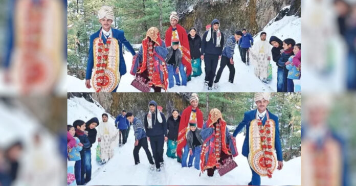 పెండ్లి కోసం మంచులో 7 కి.మీ. నడిచిన వరుడు