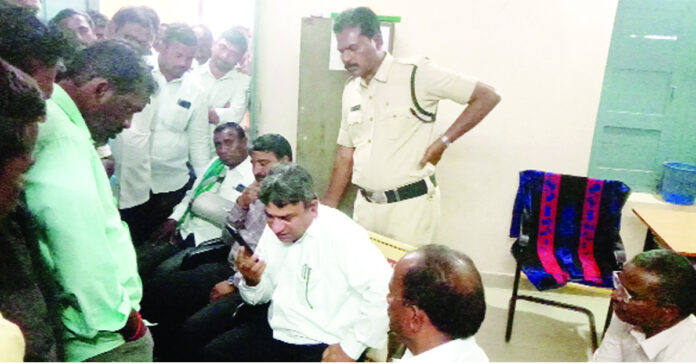 Farmers who arrested Markfed officials