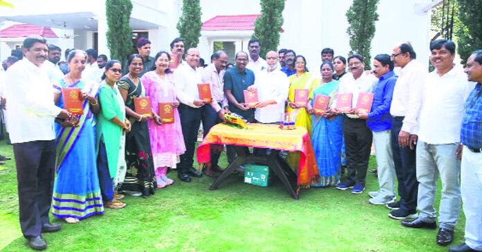 Medical services should be extended widely to the public.