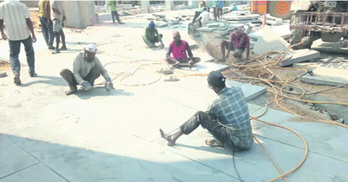 జాతర పనుల్లో జాప్యం