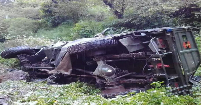 లోయలో పడిన ఆర్మీ వాహనం