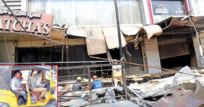 నాంపల్లి అగ్నిప్రమాదంలో ఐదుగురు మృతి