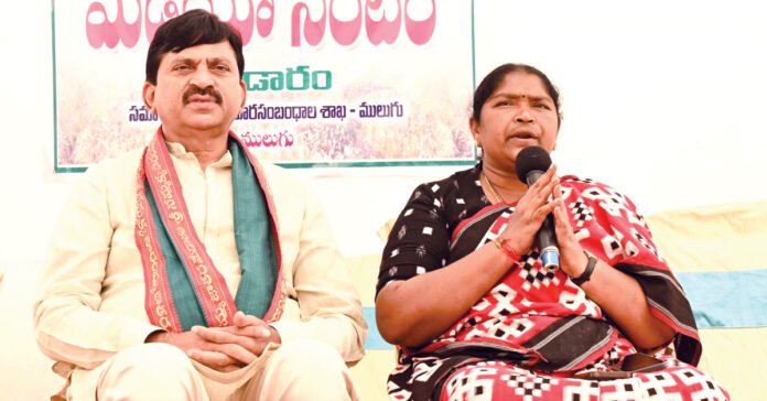 మేడారంలో పెరిగిన సందర్శకుల తాకిడి