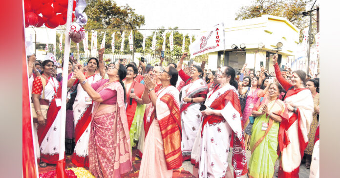 కన్నుల పండువగా పతాకావిష్కరణ