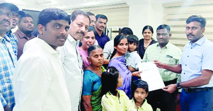 ఎక్సైజ్ కానిస్టేబుల్ కుటుంబానికి చేయూత