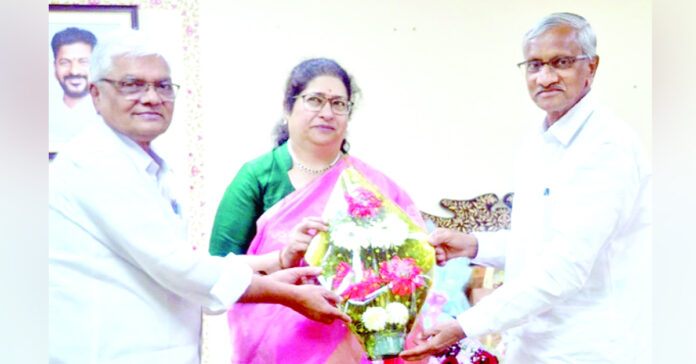 చేనేత కార్మికులకు రుణమాఫీ చేయండి