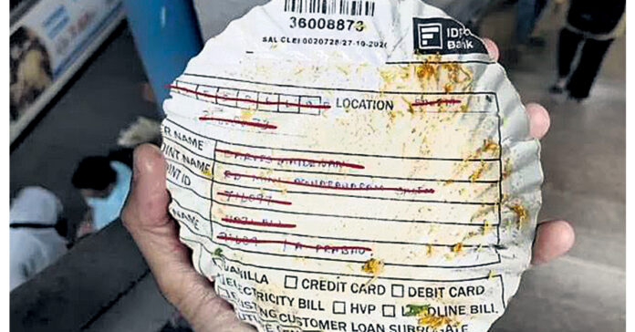 పేపర్ ప్లేట్లో బ్యాంక్ ఖాతా వివరాలు