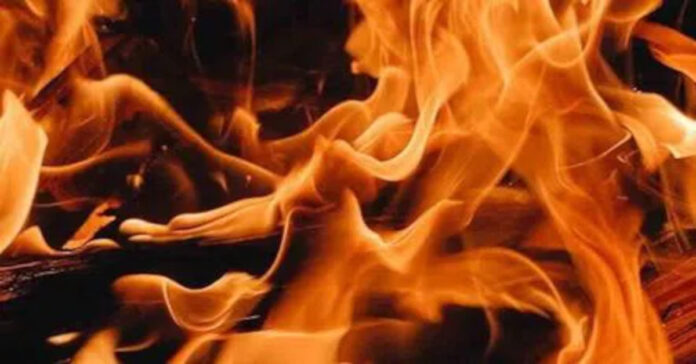 నడిరోడ్డుపై దగ్ధమైన కారు.. తప్పిన ప్రమాదం