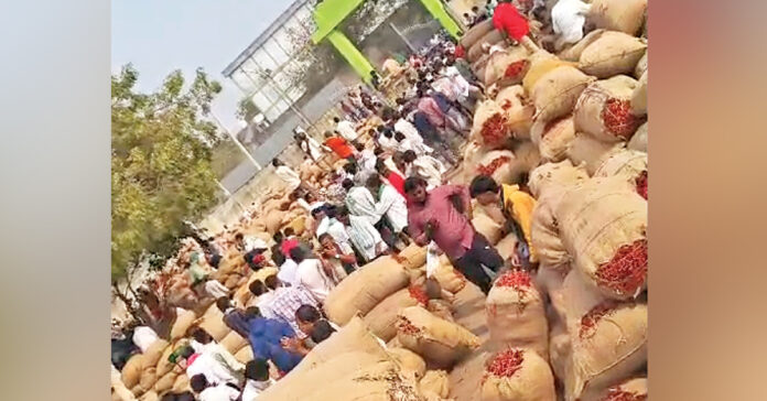 ఖమ్మం మిర్చి మార్కెట్లో వ్యాపారస్తుల సిండికేట్