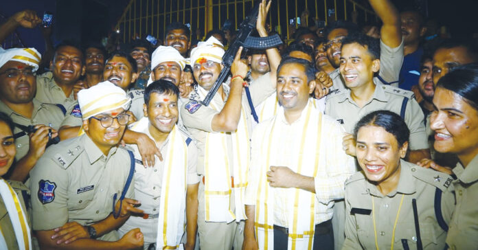 మేడారంలో కొలువుదీరిన వనదేవతలు