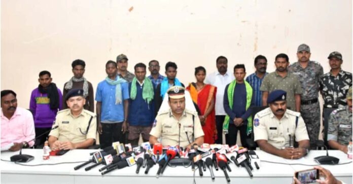 8 మంది మావోయిస్టుల లొంగుబాటు