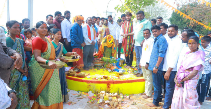 సమ్మక్క సారలమ్మకు వంగ రాజేశ్వర్ రెడ్డి ప్రత్యేక పూజలు