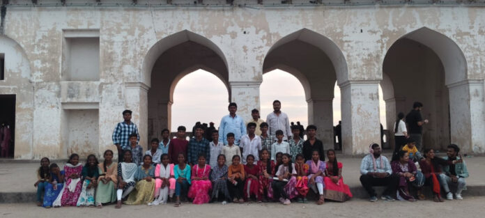 Velmagoodam school group on a field trip