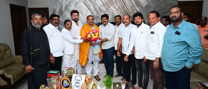 Vinay Kumar Reddy meets TPCC chief